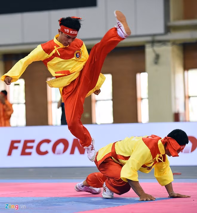 Nhảy trên không trung, tung đòn là những chiêu thức được các võ sinh này thực hiện.