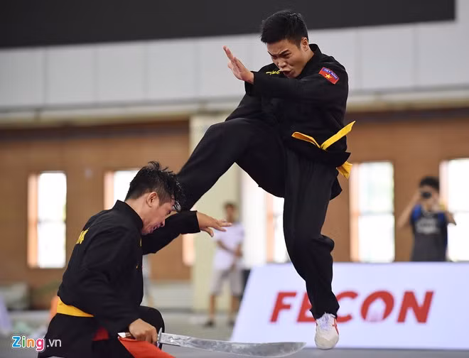 "Chiêu thức ra đòn nhìn mắt thường rất mạnh, nhưng chúng tôi đã ước chừng được công lực, khoảng cách với bạn diễn để không gây chấn thương", võ sinh Kiên Cường đoàn Khánh Hòa cho biết.
