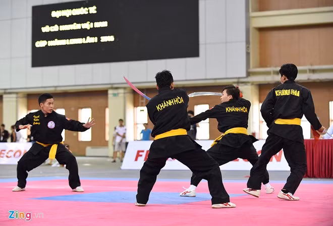 Màn trình diễn Đối luyện một đánh ba có hung khí của đoàn Khánh Hòa.