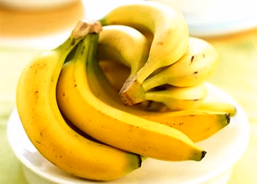 Bạn có thể ăn cả vỏ chuối sống đã được rửa sạch, hoặc đun sôi chúng trong vài phút rồi xay nhuyễn thành món sinh tố chung với những loại trái cây yêu thích khác.