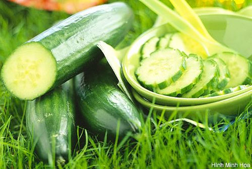 Khi ăn dưa chuột, bạn không nên gọt bỏ lớp vỏ mỏng bên ngoài vì chúng có chứa nhiều silica, chất hóa học có tác dụng tạo collagen, giữ cho da luôn tươi trẻ. Theo các chuyên gia dinh dưỡng, lớp vỏ bên ngoài càng sậm màu thì lượng chất chống oxy hóa càng nhiều.