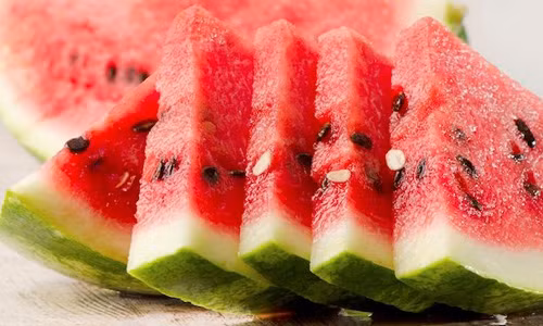 Lớp vỏ dưa hấu được nói ở đây chính là phần cùi màu trắng. Trong lớp cùi này có chứa citrulline sẽ chuyển hóa thành arginine, loại amino axit thiết yếu có lợi cho tim, cải thiện khả năng hoạt động của hệ thống miễn dịch và tuần hoàn máu.