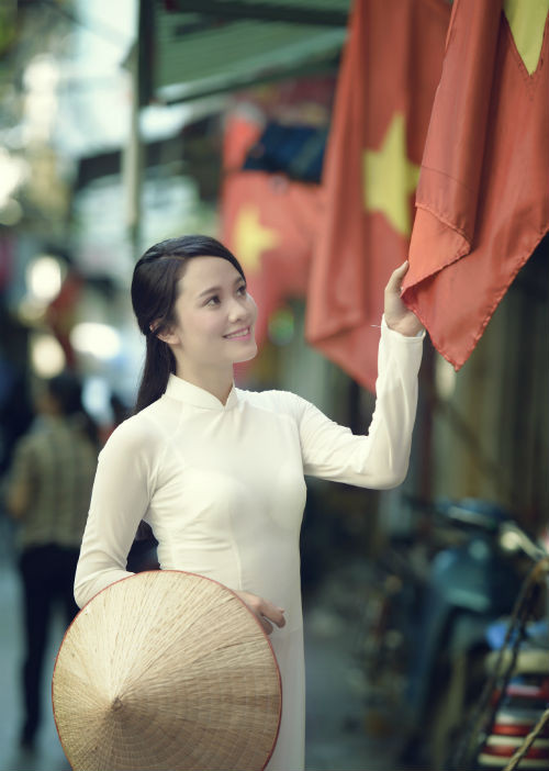 Nói về cảm xúc của một người con đất Việt trước ngày lễ lớn của dân tộc, Bảo Thái bồi hồi: “Năm nay là tròn 70 năm kỷ niệm Cách mạng tháng 8 và Quốc Khánh 2/9. Là một người con của đất nước Việt Nam, mình cảm thấy vô cùng xúc động và muốn gửi gắm tình yêu quê hương đất nước qua bộ ảnh. Mình hi vọng rằng bộ ảnh này của mình sẽ chạm đến hàng vạn trái tim đang rung lên nhịp tự hào trong ngày Tết Độc Lập”.