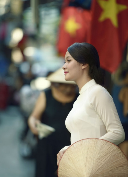 Chia sẻ về những thành tích hoạt động nổi bật, cô bạn bật mí: “Từ ngày học cấp 3 mình đã làm Tổng phụ trách văn nghệ của Trường trung học phổ thông Khoái Châu, Hưng Yên. Ba năm liền mình mang về rất nhiều thành tích từ các cuộc thi văn hoá, văn nghệ cấp tỉnh cấp huyện cho nhà trường, được huyện uỷ, tỉnh ủy khen thưởng. Lên học đại học, mình đã giành giải nhất cuộc thi liên hoan văn nghệ đầu khóa".