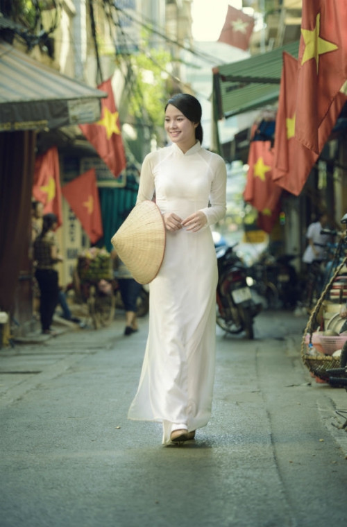 Nói về lý do thực hiện bộ ảnh này, Bảo Thái cho biết thêm: “Mình có tình yêu đặc biệt với áo dài và mảnh đất Hà thành nên chủ yếu các bộ ảnh của mình đều chọn những điểm đẹp và di tích lịch sử quanh Hà Nội. Nhân vật thiếu nữ trong bộ ảnh là một cô gái Hà thành trong độ tuổi trăng tròn với tà áo dài trắng tinh khôi. Cô gái ấy đang hân hoan đi giữa niềm vui của đất nước, giữa rừng cờ hoa trong tiết trời Độc Lập. Ánh mắt của cô rạng ngời niềm tự hào về non sông gấm vóc”.