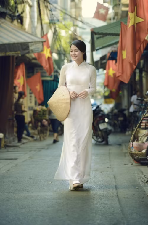 Nói về lý do thực hiện bộ ảnh này, Bảo Thái cho biết thêm: “Mình có tình yêu đặc biệt với áo dài và mảnh đất Hà thành nên chủ yếu các bộ ảnh của mình đều chọn những điểm đẹp và di tích lịch sử quanh Hà Nội. Nhân vật thiếu nữ trong bộ ảnh là một cô gái Hà thành trong độ tuổi trăng tròn với tà áo dài trắng tinh khôi. Cô gái ấy đang hân hoan đi giữa niềm vui của đất nước, giữa rừng cờ hoa trong tiết trời Độc Lập. Ánh mắt của cô rạng ngời niềm tự hào về non sông gấm vóc”.