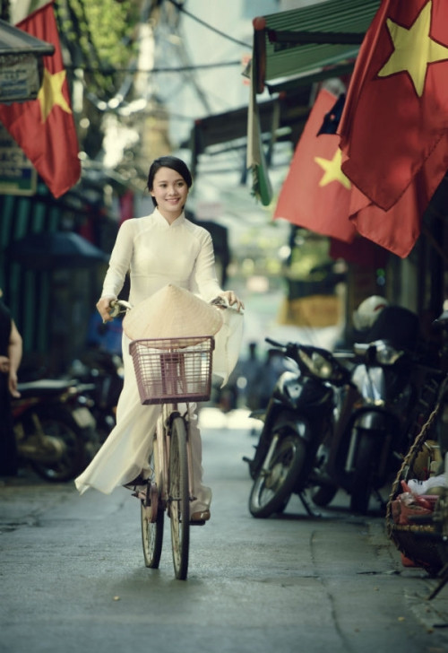 Cô gái giới thiệu: “Mình tên Nguyễn Thị Bảo Thái, sinh năm 1994. Hiện đang là sinh viên đại học Kinh tế Quốc dân và là Phát thanh viên của kênh An Ninh Thế giới - Truyền hình An Viên”.