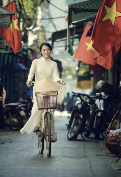 Cô gái giới thiệu: “Mình tên Nguyễn Thị Bảo Thái, sinh năm 1994. Hiện đang là sinh viên đại học Kinh tế Quốc dân và là Phát thanh viên của kênh An Ninh Thế giới - Truyền hình An Viên”.