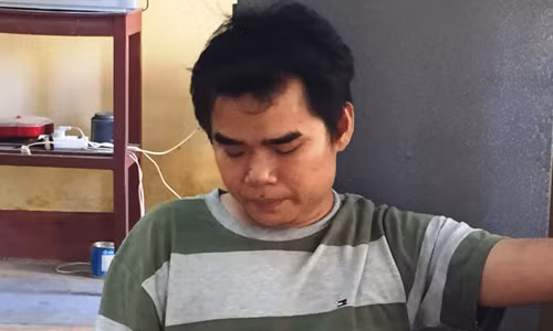 Rung dong con trai dam me vi khong xin duoc tien