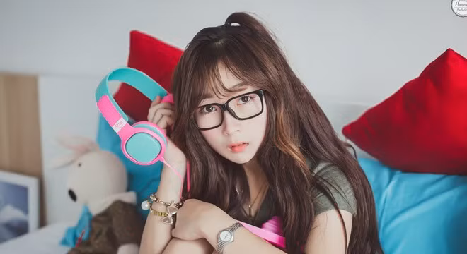 Papy Xù Tường tên thật là Nguyễn Lê Tường Vy (SN 1994, TP HCM) là hot teen, cũng là một ca sĩ và diễn viên trẻ, có vóc dáng nhỏ nhắn đáng yêu, tính cách thú vị và rất đa tài. 