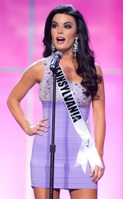 Sau khi phát hiện cuộc thi cho phép thí sinh chuyển giới tham gia, hoa hậu bang Pennsylvania - Sheena Monnin đã trả lại vương miện vì cho rằng điều này đã đi ngược lại với giá trị đạo đức và con người của cô. Người đẹp này cũng lên tiếng cáo buộc cuộc thi có sự gian lận. Tuy nhiên, sau đó, tỷ phú Donald Trump đã kiện cô vì tội phỉ báng và Sheena Monnin phải bồi thường 5 triệu đô la cho bên nguyên đơn.