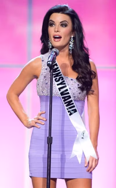 Sau khi phát hiện cuộc thi cho phép thí sinh chuyển giới tham gia, hoa hậu bang Pennsylvania - Sheena Monnin đã trả lại vương miện vì cho rằng điều này đã đi ngược lại với giá trị đạo đức và con người của cô. Người đẹp này cũng lên tiếng cáo buộc cuộc thi có sự gian lận. Tuy nhiên, sau đó, tỷ phú Donald Trump đã kiện cô vì tội phỉ báng và Sheena Monnin phải bồi thường 5 triệu đô la cho bên nguyên đơn.