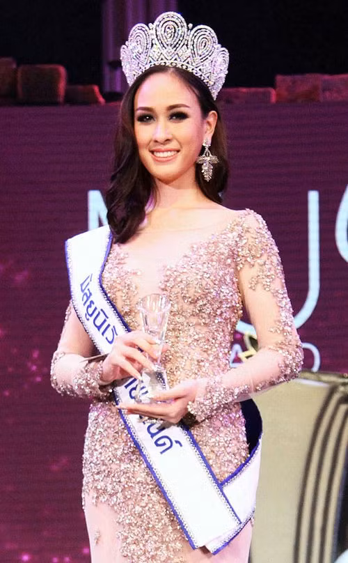 Phát ngôn liên quan về chính trị của Weluree "Fai" Ditsayabut đăng trên facebook sau đó đã nhanh chóng được xóa nhưng vẫn khiến Hoa hậu Hoàn vũ Thái Lan 2014 đối mặt với những bình luận độc ác và búa rìu dư luận. Vì quá áp lực, cô gái này đã xin trả lại vương miện.