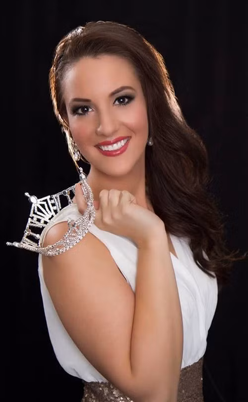 Chưa kịp hưởng trọn niềm hạnh phúc khi đăng quang Hoa hậu bang Delaware của Mỹ và được đại diện tham gia Hoa hậu Mỹ, hai tuần sau, Amanda Longacre bị tước vương miện với lý do quá già. Theo quy định của Hoa hậu Mỹ, thí sinh dự thi cuộc thi hoa hậu này phải nằm trong độ tuổi từ 17 tới 24, trong khi đó, Amanda Longacre sẽ bước sang tuổi 25 vào tháng 10 năm nay (thời gian diễn gia cuộc thi), bởi vậy ban tổ chức đã có quyết định trên. Tại cuộc phỏng vấn chương trình Today của đài NBC, Amanda Longacre bật khóc nức nở và cho rằng điều này không công bằng.