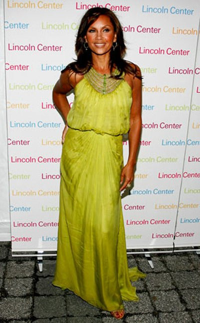 Là người Mỹ gốc Phi đầu tiên đoạt chức Hoa hậu Mỹ, Vanessa William đã trở thành thần tượng của nhiều cô gái. Tuy nhiên, chỉ 10 tháng sau đăng quang, cô đã bị truất ngôi khi tạp chí Penthouse công bố những tấm ảnh khỏa thân của William đã chụp mấy năm trước đó. Vượt qua những khó khăn cũng như búa rìu dư luận, mỹ nhân da màu hiện này đã gây dựng tên tuổi nổi tiếng trong vai trò ca sĩ, diễn viên mà chẳng cần hào quang từ chiếc vương miện.