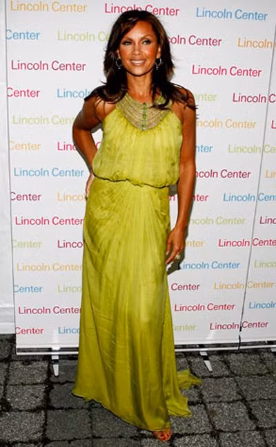 Là người Mỹ gốc Phi đầu tiên đoạt chức Hoa hậu Mỹ, Vanessa William đã trở thành thần tượng của nhiều cô gái. Tuy nhiên, chỉ 10 tháng sau đăng quang, cô đã bị truất ngôi khi tạp chí Penthouse công bố những tấm ảnh khỏa thân của William đã chụp mấy năm trước đó. Vượt qua những khó khăn cũng như búa rìu dư luận, mỹ nhân da màu hiện này đã gây dựng tên tuổi nổi tiếng trong vai trò ca sĩ, diễn viên mà chẳng cần hào quang từ chiếc vương miện.