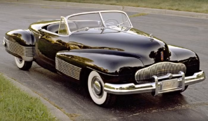 3. 1938 Buick Y Job. Một trong những dự án đình đám của năm 1938 nhưng không thể sản xuất đại trà do bề ngoài quá sang trọng, mới mẻ cùng dàn đèn pha thiết kế chìm. Chính chỉ đạo thiết kế của nó cũng phải thừa nhận bề ngoài của Quick Y Job khiến ông phải ngỡ ngàng.
