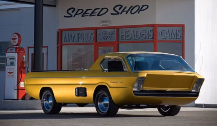 4. 1967 Dodge Deora. Có vẻ đây là tiền thân cũng những chiếc xe bán tải hiện giờ. Tuy nhiên, tại thời điểm mẫu thử này ra mắt, công chúng đã không thực sự đón nhận và coi nó là một 'thảm họa' của thiết kế.