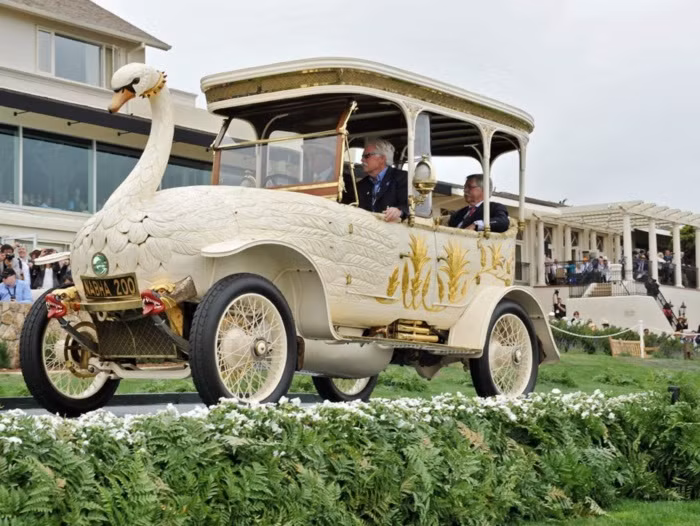 9. 1910 Brooke Swan. 'Xế hộp' này trông như một con thiên nga khổng lồ và có giá trị rất cao vào thời điểm nó ra mắt. Hiện nay, chiếc này độc đáo vẫn được lưu giữ tại bảo tàng The Hague, Den Haag, Hà Lan.