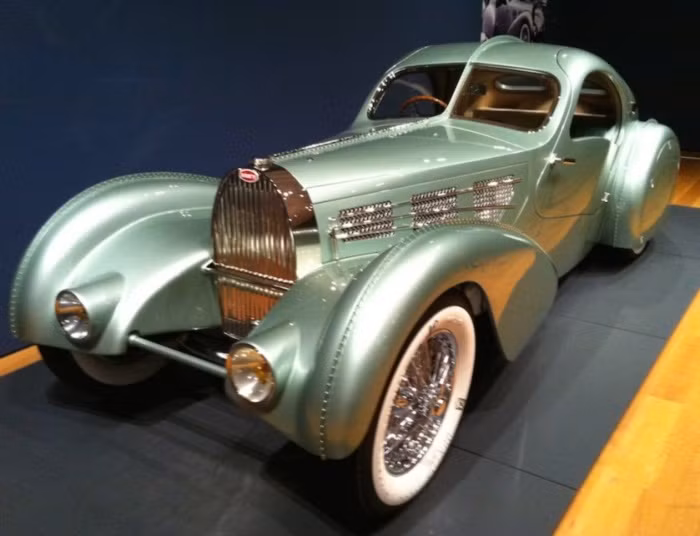 7. 1935 Bugatti Competition Coupe Aerolithe. Thiết kế của chiếc xe ra mắt tại Paris Motor Show này có phần giống với Porsche 911 và phần sau lại trông quá cũ kỹ. Dự định cạnh tranh ở phân khúc xe cao cấp nhưng chiếc Bugatti này lại biến mất không lâu sau đó.