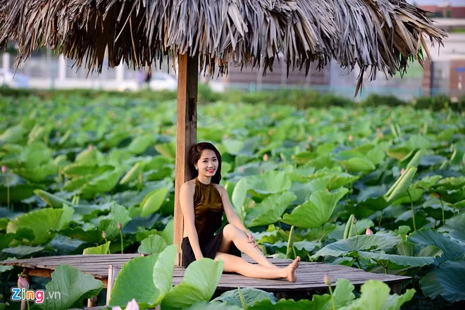 Nổi bật nhất đầm là các cô gái trong trang phục áo yếm của phụ nữ Việt Nam xưa.