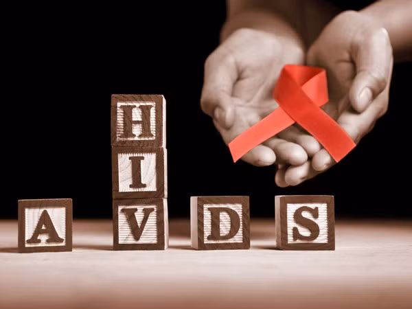HIV: Bạn có biết rằng đường có khả năng ẩn chứa virus HIV. Nghiên cứu cho thấy rằng virus được bao phủ bởi các phân tử đường.