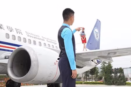 Cứ mỗi dịp hè về, các sinh viên hàng không cũng như mọi sinh viên trường khác lại nô nức chụp ảnh tốt nghiệp.