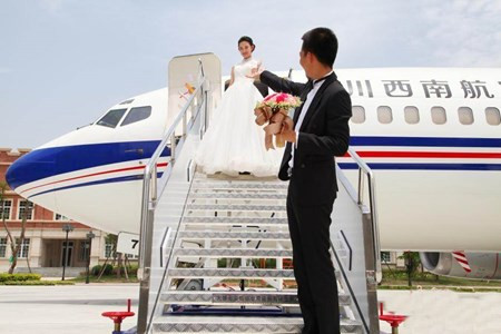 Những sinh viên này muốn ghi lại khoảnh khắc tươi trẻ đầy sức sống, đầy mơ mộng cùng sự lãng mạn bay bổng tại sân trường, nơi ghi dấu những kỷ niệm đẹp suốt 4 năm học của họ.