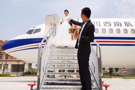 Những sinh viên này muốn ghi lại khoảnh khắc tươi trẻ đầy sức sống, đầy mơ mộng cùng sự lãng mạn bay bổng tại sân trường, nơi ghi dấu những kỷ niệm đẹp suốt 4 năm học của họ.