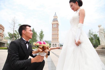 Trong loạt ảnh, các sinh viên cũng diện cả lễ phục cưới, thể hiện ước mơ tìm được người tri kỷ, gắn bó cả cuộc đời.