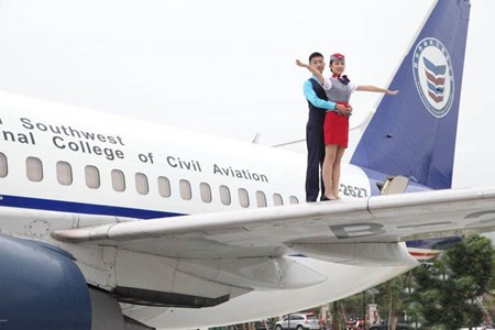Trái với mọi năm, ảnh tốt nghiệp của sinh viên hàng không thường khoe chân dài, mặt xinh của các nam thanh nữ tú có ngoại hình hơn người thì năm nay, các sinh viên hàng không Tứ Xuyên quyết định thực hiện một bộ ảnh lãng mạn, hài hước.