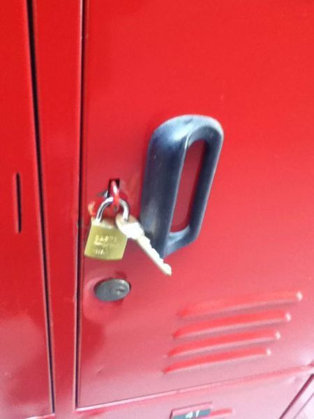 "Khuyến mại" cả khóa và ổ khóa.