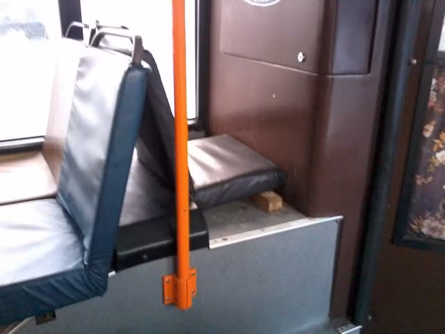 Ghế dành cho trẻ con và người chân ngắn.