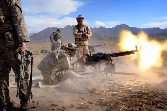 DShK nặng 34 kg (chỉ riêng khẩu súng). Nòng súng dài 107 cm với cỡ nòng kích thước 12,7x108 mm. Kíp chiến đấu của súng gồm hai tới 3 binh sĩ. Tốc độ bắn của súng đạt 600 viên/phút trong khi tầm bắn xa nhất của DShK đạt tới 2.500. Băng đạn dây của súng chứa 50 viên. Nhiều quốc gia vẫn sử dụng súng DShK.