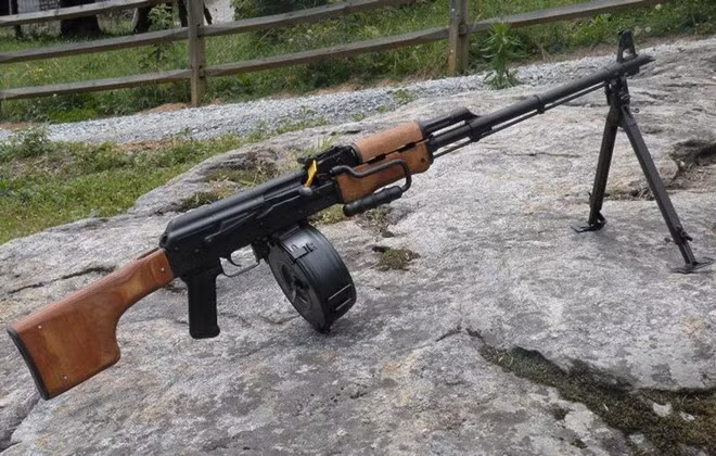 RPK có nhiều biến thể, nặng từ 4,7 tới 5,1 kg tùy từng mẫu súng. Nòng súng dài 59 cm trong khi tốc độ bắn dao động từ 600 đến 650 viên/phút. Tầm bắn hiệu quả của súng đạt từ 100 đến 1.000 m. Băng đạn thẳng của súng có thể chứa 20, 30 hoặc 40 viên trong khi băng đạn hình tròn chứa 75 viên. Mẫu RPK và RPKS bắn đạn kích thước 7,62x39 mm trong khi RPK-74 và RPKS-74 bắn đạn 5,54x39 mm.