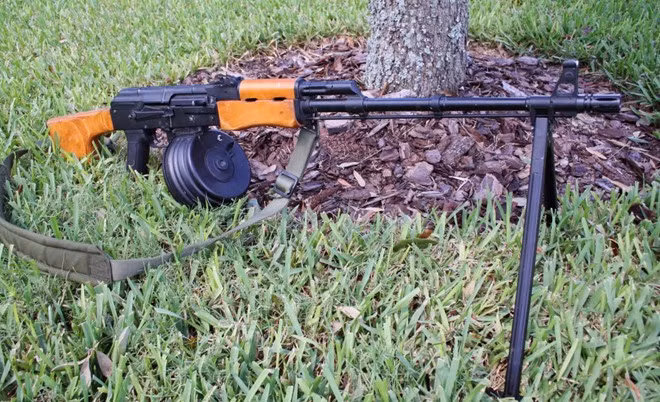 Giống với AK-47, RPK là khẩu súng do nhà thiết kế Mikhail Kalashnikov phát triển. Nó chính thức góp mặt trong biên chế quân đội Liên Xô cuối thập niên 1950. Cùng với súng trường tấn công AKM, RPK ra đời theo chương trình chuẩn hóa các loại vũ khí nhỏ của Hồng quân Liên xô. Hiện tại, RPK vẫn được sản xuất và sử dụng trong quân đội nhiều quốc gia.