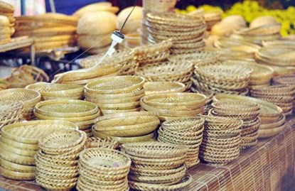 Tại công viên 23 tháng 9 (quận 1), gian hàng bán “đặc trưng” những vật dụng ở miền nông thôn Việt Nam thu hút rất đông người tham quan, mua sắm.