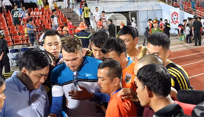 B.Binh Duong vo dich V.League 2015 som, nhan thuong khung