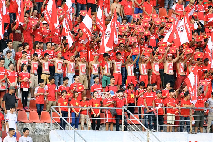 CĐV Hải Phòng cổ vũ cuồng nhiệt cho đội chủ nhà.