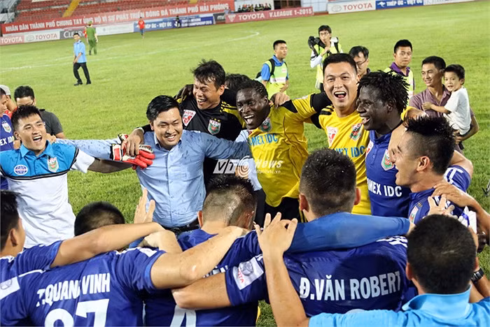 B.Bình Dương hơn FLC Thanh Hóa ở thành tích đối đầu trực tiếp nên thầy trò Mai Đức Chung có quyền ăn mừng chức vô địch sớm. Bảo vệ thành công ngôi vương, B.Bình Dương nhận thưởng khoảng 10 tỷ đồng. Trong đó 3 tỷ đến từ ban tổ chức V.League, 5 tỷ từ lãnh đạo B.Bình Dương và tiền thưởng theo quy định của CLB theo thành tích thắng, hòa ở mỗi trận đấu. Ảnh: VSI.