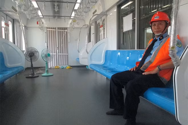 Ghế ngồi được lắp đặt dọc thành toa, được chế tạo bằng nhựa gia cường thủy tinh.