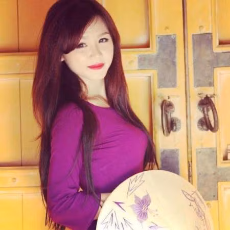  Nữ sinh trường Báo Đặng Thị Ngân (1995) sinh ra và lớn lên ở Nghĩa Tân - Hà Nội.