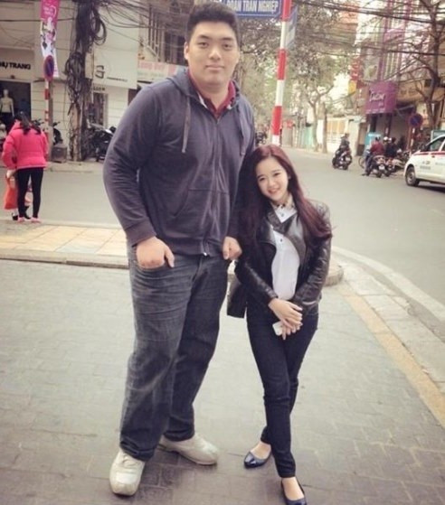 Trần Khánh Thiện (sinh năm 1994) có biệt danh Thiện Bé Bỏng, sở hữu thân hình quá khổ khi nặng 100 kg, cao 1,76 m. Người yêu hơn anh 1 tuổi là Nguyễn Tú Linh (Linh Bun), cô chỉ cao 1,53 m và kém Thiện hơn 60 kg. Sự chênh lệch về ngoại hình khiến tình yêu của họ trở nên đặc biệt hơn. Họ quen biết nhau trên mạng xã hội, sau đó trở thành bạn bè online, thường xuyên bình luận vui trước những bức ảnh, clip của nhau. Ảnh: FBNV.