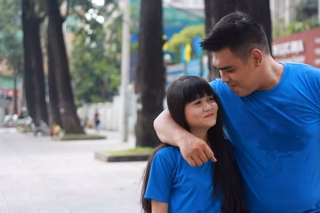 Giống như cặp đôi khổng lồ - tí hon trên, Bùi Thị Bích Trâm (20 tuổi, sống tại huyện Long Thành, Đồng Nai) và Tăng Thành Lợi (21 tuổi, TP HCM) cũng nên duyên nhờ mạng xã hội. Dù cách biệt về ngoại hình nhưng cả hai không quan trọng vấn đề này. Mỗi khi xuất hiện cùng nhau, Bích Trâm và Thành Lợi lại trở thành tâm điểm thu hút sự chú ý khi chàng cao 1,85 m, nặng 105 kg, còn nàng chỉ vỏn vẹn 1,5 m và nặng 45 kg. Ảnh: FBNV.