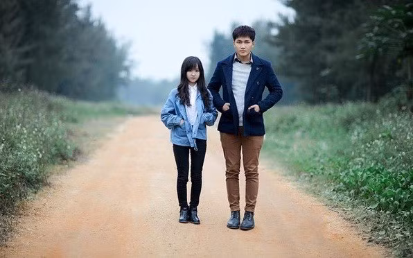 Trong tình yêu, Tiến Khôi là chàng trai tâm lý, biết chiều chuộng bạn gái. Bình thường, anh hay làm bánh mang sang cho người yêu. Đặc biệt, dịp kỉ niệm 1 tháng yêu nhau, Khôi tự tay chuẩn bị rất nhiều đồ ăn khiến bạn gái vỡ òa trong hạnh phúc. Hiện tại, họ được dân mạng đánh giá là cặp đôi khổng lồ - tí hon đáng yêu nhất. Ảnh: Sa Mac Hoang.