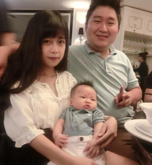 Cuối năm 2014, cặp đôi chính thức kết hôn khi tuổi đời còn khá trẻ. Tháng 6 vừa qua, họ tiếp tục nhận được sự chúc mừng từ dân mạng khi có thêm thành viên thứ 3 là một bé trai kháu khỉnh tên Khánh Sơn. Hiện tại, Khánh Thiện - Tú Linh cảm thấy hài lòng về cuộc sống gia đình. Ảnh: FBNV.