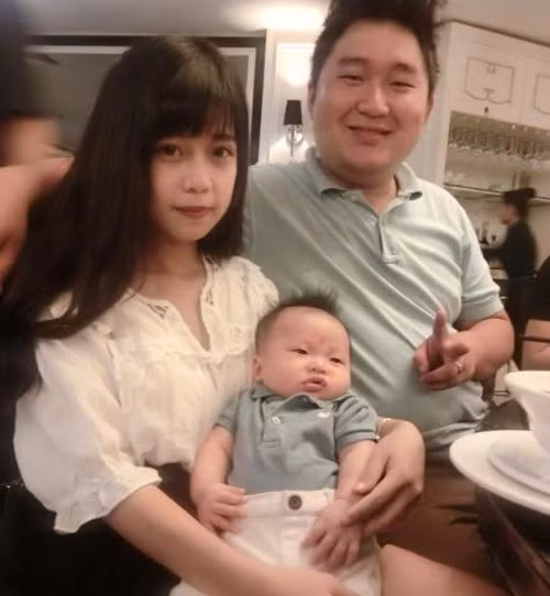 Cuối năm 2014, cặp đôi chính thức kết hôn khi tuổi đời còn khá trẻ. Tháng 6 vừa qua, họ tiếp tục nhận được sự chúc mừng từ dân mạng khi có thêm thành viên thứ 3 là một bé trai kháu khỉnh tên Khánh Sơn. Hiện tại, Khánh Thiện - Tú Linh cảm thấy hài lòng về cuộc sống gia đình. Ảnh: FBNV.