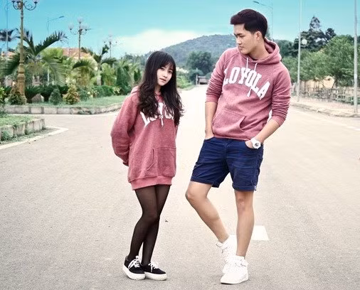 Cặp đôi Mạnh Tiến Khôi và Vũ Thị Quyên đều sinh năm 1993, quê Nghệ An. Họ là bạn bè từ thủa nhỏ và lớn lên cùng nhau. Trong khi anh chàng đẹp trai, có vóc dáng người mẫu, cao 1,85 m, nặng 73 kg thì cô nàng nhỏ bé chỉ cao vẻn vẹn 1,5 m và nặng 40 kg. Trong mắt Quyên, Khôi là chàng trai năng động, dễ gần, ngược lại, Khôi đặc biệt thích vẻ dịu dàng, nữ tính của Quyên. Ảnh: Din Cao San, Sa Mac Hoang.