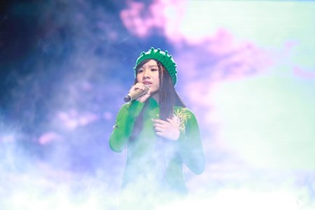 Huyen Tran xinh dep doi toc gia tren san khau-Hinh-5