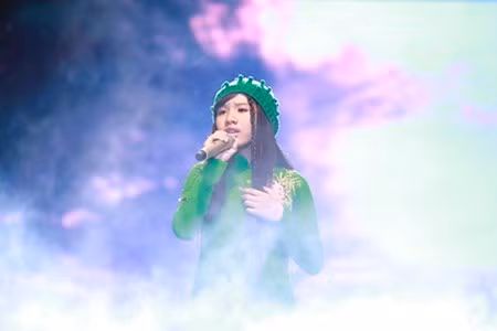 Huyen Tran xinh dep doi toc gia tren san khau-Hinh-5